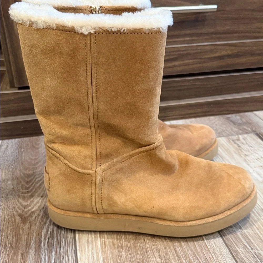 UGG Bruno Boulevard Classic Short Sheepskin Boots Size 8